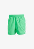 adidas Originals SPRINTER - Shorts - energy green   white