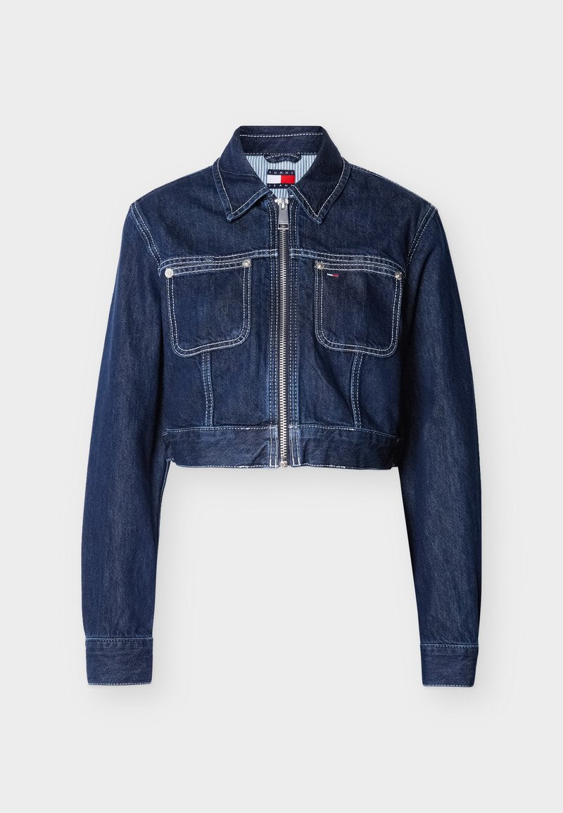 Dunkelblaue, kurz geschnittene Jeansjacke mit vorderem Reißverschluss, zwei Brustklappentaschen, weißen Nähten und spitzem Kragen.