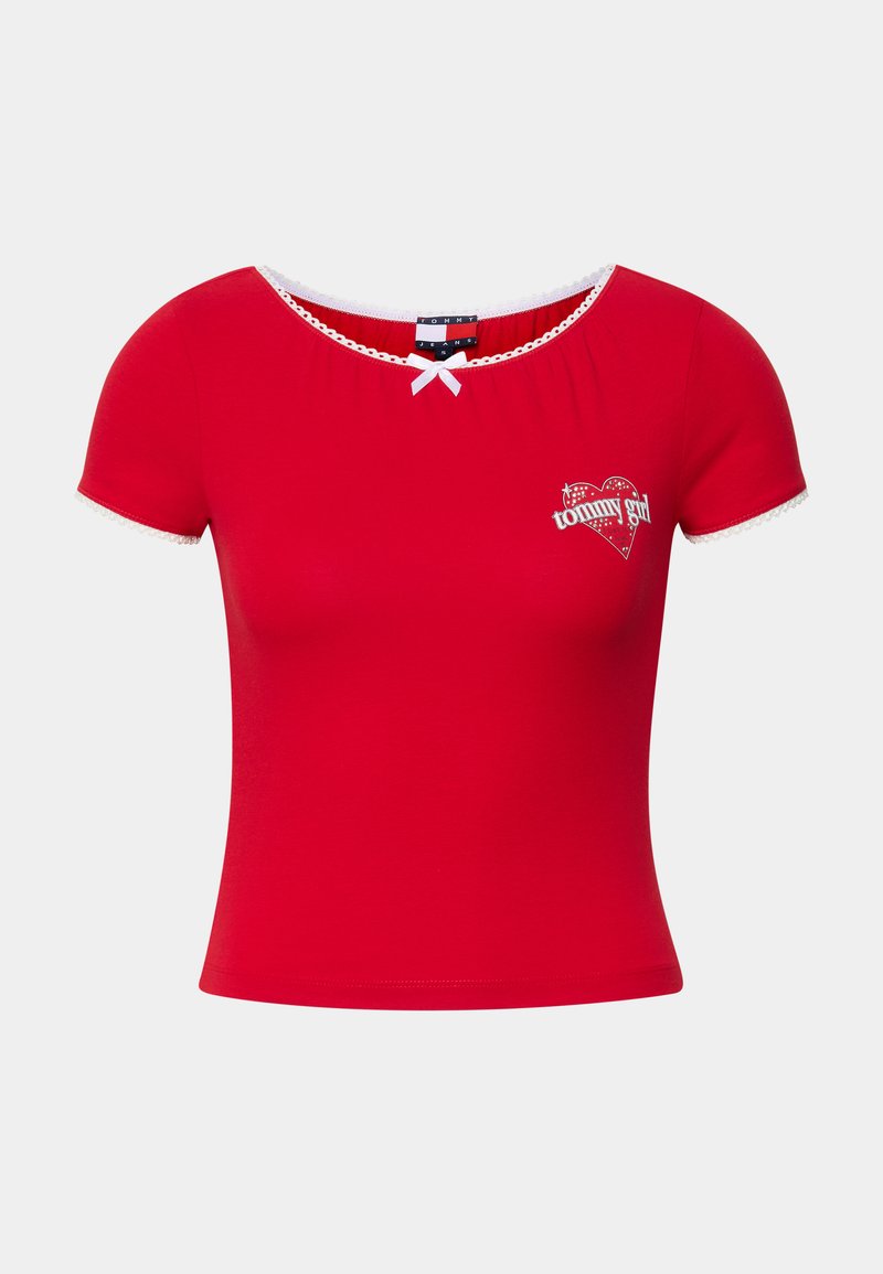 Rotes, kurzärmliges, figurbetontes T-Shirt mit rundem Ausschnitt, Spitzenbesatz und einem Herzen sowie dem aufgestickten "tommy girl"-Logo auf der Brust.
