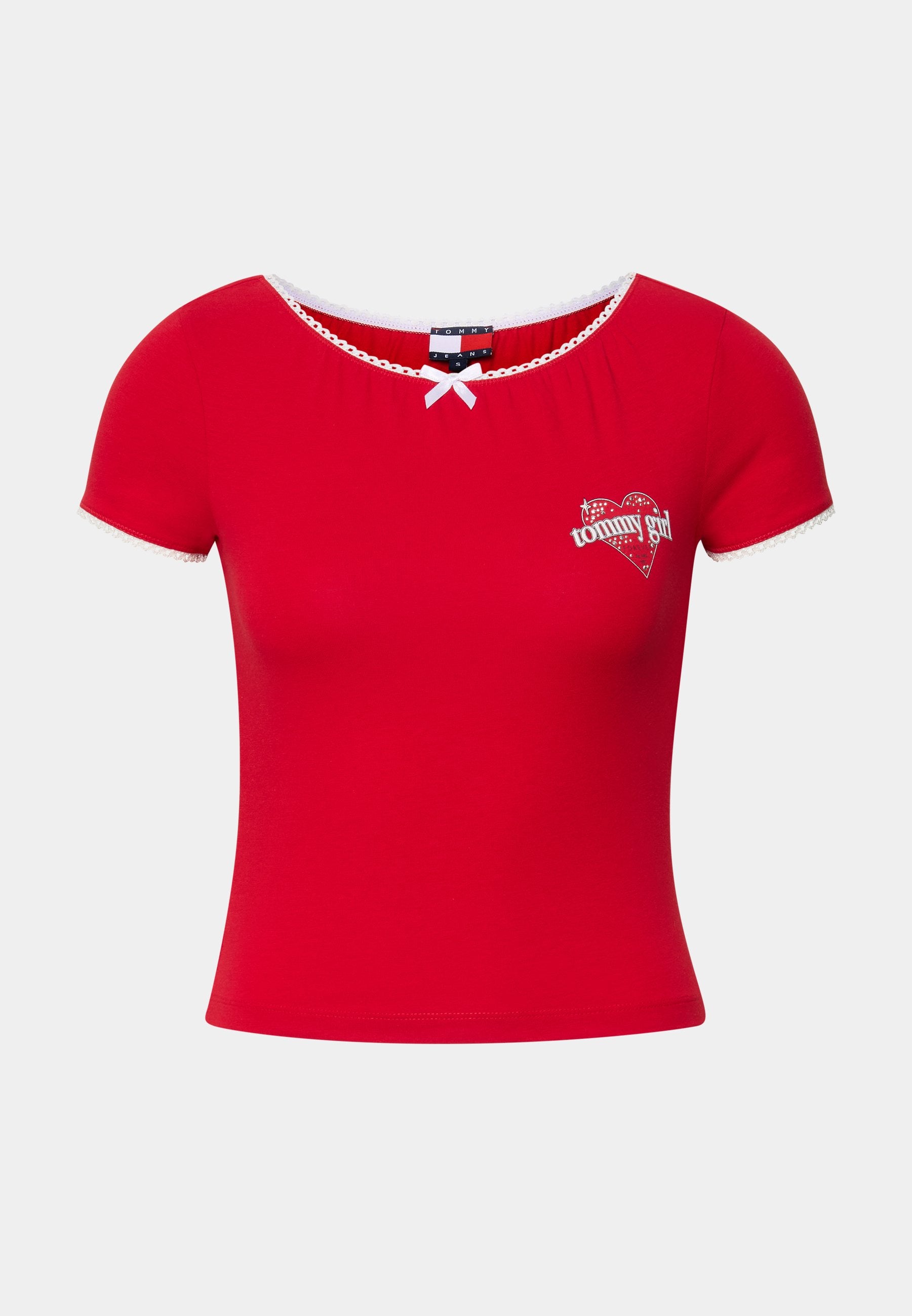 Rotes, kurzärmliges, figurbetontes T-Shirt mit rundem Ausschnitt, Spitzenbesatz und einem Herzen sowie dem aufgestickten "tommy girl"-Logo auf der Brust.
