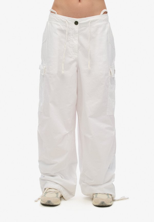 Superdry & Co BAGGY PARACHUTE - Cargo trousers - optic
