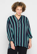 Marineblaue Bluse mit vertikalen Streifen in Blaugrün und Weiß, mit V-Ausschnitt, Knopfakzent und locker sitzenden langen Ärmeln.
