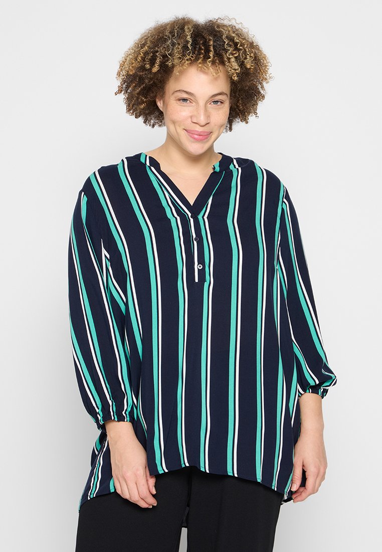 Marineblaue Bluse mit vertikalen Streifen in Blaugrün und Weiß, mit V-Ausschnitt, Knopfakzent und locker sitzenden langen Ärmeln.