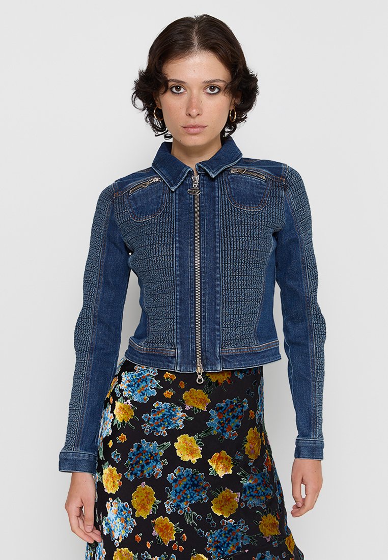 Jeansjacke mit taillierter Passform, Reißverschluss und strukturierten Akzenten. Verfügt über einen Kragen und zwei Brusttaschen. Dunkelblaue Farbe.