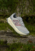 New Balance GAROE V2 - Trail running shoes - slate grey/neo flame