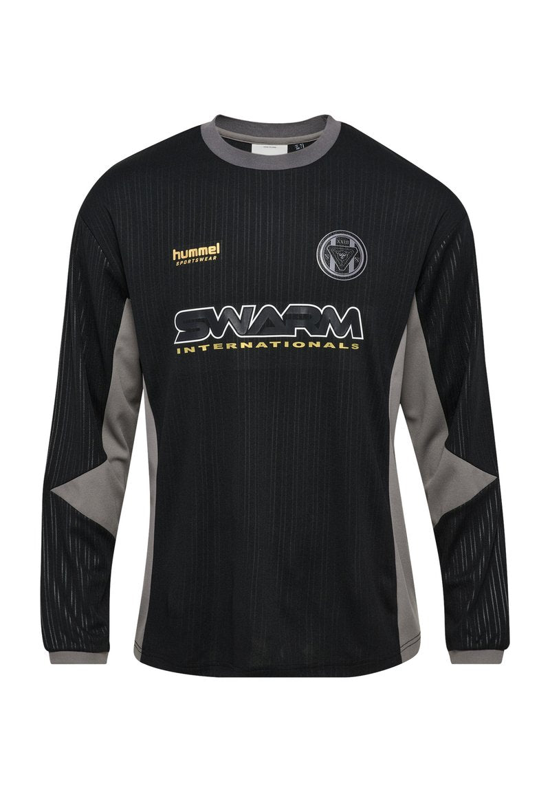 Langärmliges schwarzes Sporttrikot mit vertikalem Streifenmuster, grauen Akzenten an den Seiten, ausgestattet mit dem "SWARM"-Logo und "hummel"-Branding in Gold.