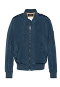 Marineblaue Bomberjacke aus glänzendem Nylonmaterial, mit einem Frontreißverschluss, gerippten Bündchen und zwei Seitentaschen sowie einer Tasche am linken Arm.