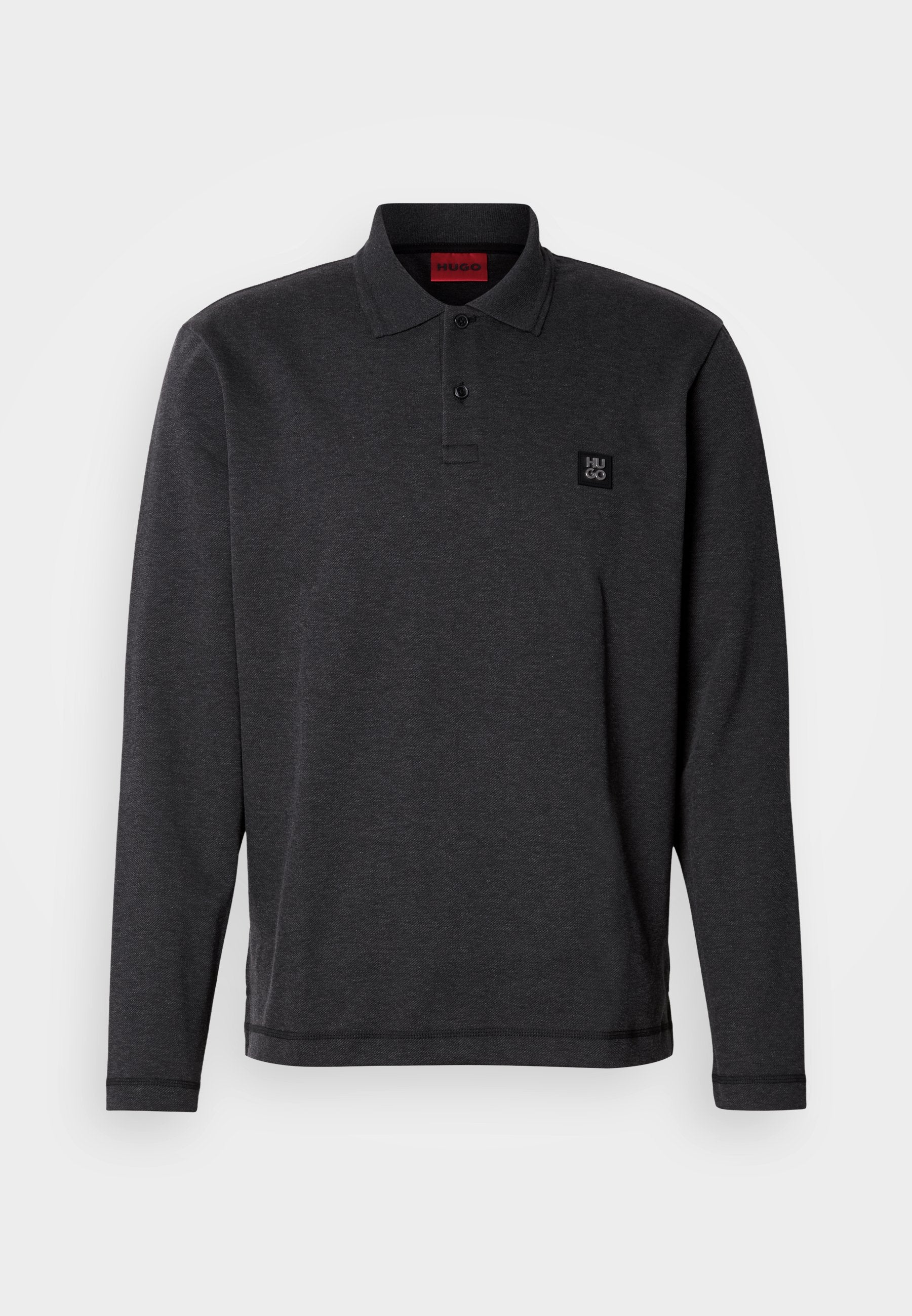 Langarm-Poloshirt aus dunkelgrauem Stoff, mit klassischem Kragen, Zweiknopf-Leiste und kleinem schwarzem Logo auf der Brust.