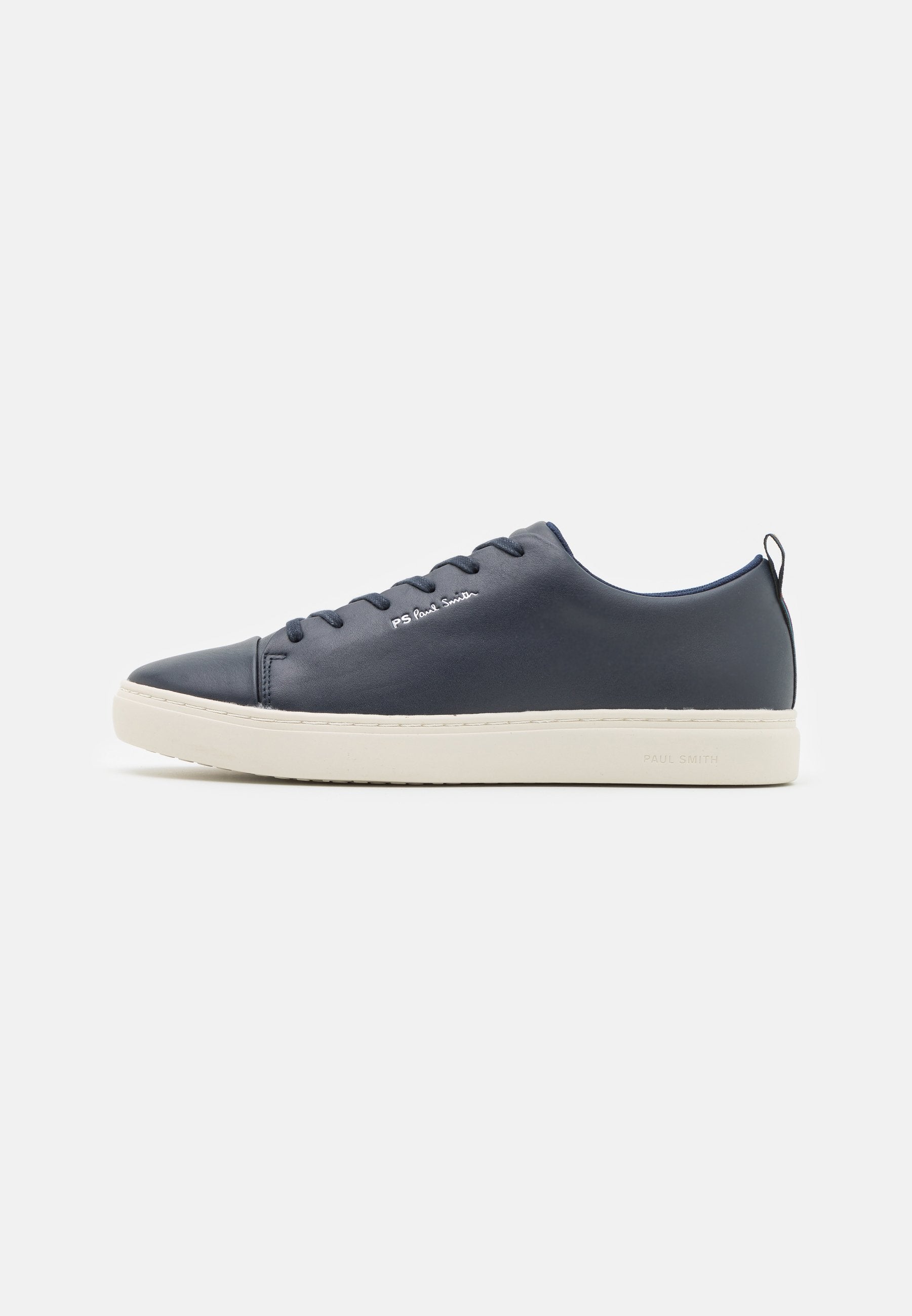 Marineblaue Ledersneaker mit runder Zehenpartie, weißer Gummisohle und tonalen Schnürsenkeln. Mit gesticktem "PS Paul Smith"-Logo an der Seite.