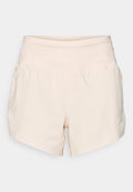 Beige sportliche Shorts mit breitem elastischem Taillenbund und kleinem Logo am unteren rechten Bein vor einfachem Hintergrund.