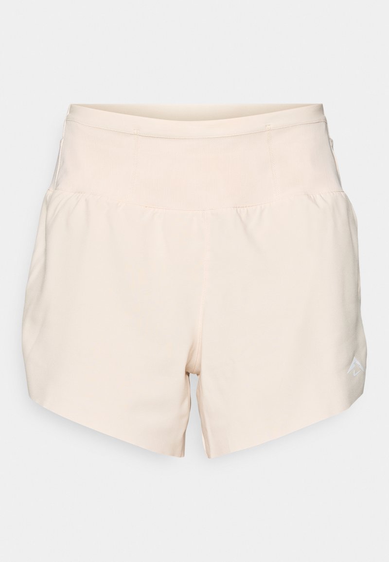 Beige sportliche Shorts mit breitem elastischem Taillenbund und kleinem Logo am unteren rechten Bein vor einfachem Hintergrund.