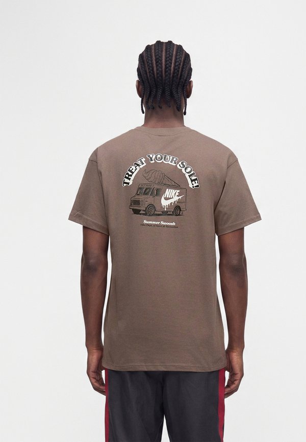 Nike Sportswear TEE UNISEX - Print T-shirt - mink brown