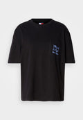 Schwarzes Baumwoll-T-Shirt mit Rundhalsausschnitt, kurzen Ärmeln und einer linken Brusttasche mit blauem gesticktem Logo und Nahtdetails.