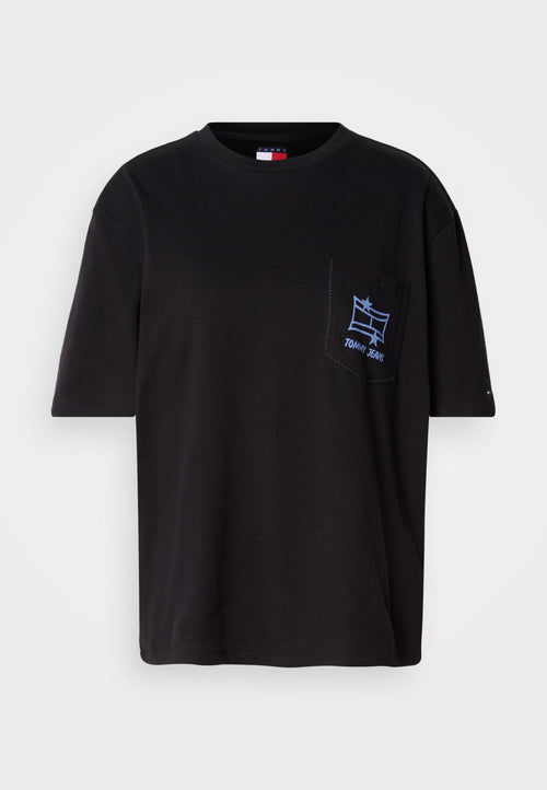 Schwarzes Baumwoll-T-Shirt mit Rundhalsausschnitt, kurzen Ärmeln und einer linken Brusttasche mit blauem gesticktem Logo und Nahtdetails.