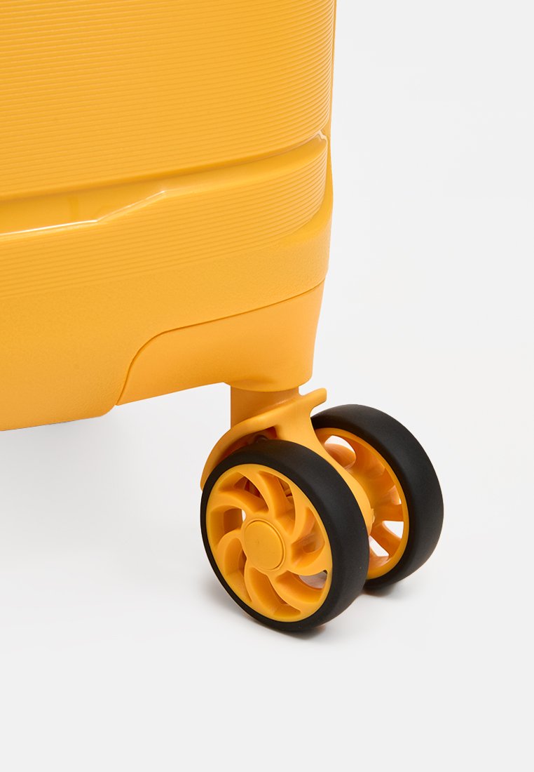 American Tourister SPINNER