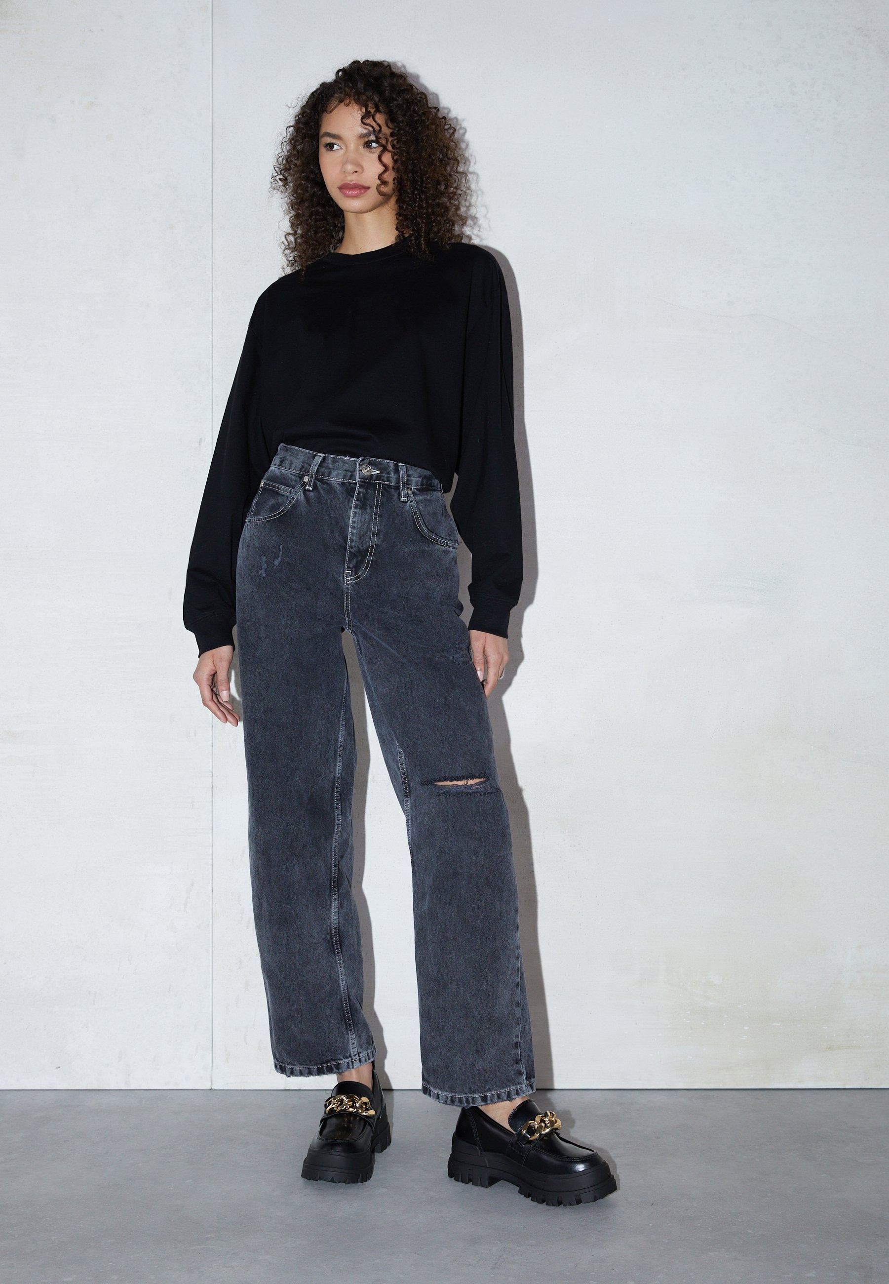 BDG Urban Outfitters WASHED RIPPED BOYFRIEND