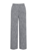 Graue, weit geschnittene Hosen aus einem strukturierten Stoff mit einem dezenten Muster. Mittelhoher Bund und keine sichtbaren Verschlüsse oder Taschen.