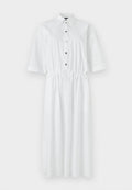 Weißes Baumwollhemdkleid mit kurzen Ärmeln, Knopfleiste vorne und verstellbarem Kordelzug in der Taille. Hat eine lockere Passform und eine glatte Textur.