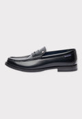 Schwarzer Leder-Loafer mit glatter Oberfläche, dekorativem Stich, einem einfachen Riemen über dem Rist und einer flachen Gummisohle.