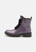 Lila Lackleder-Stiefelette mit schwarzen Schnürsenkeln, chunky Sohle und kontrastierender Naht. Verfügt über ein Logo-Detail an der Seite.