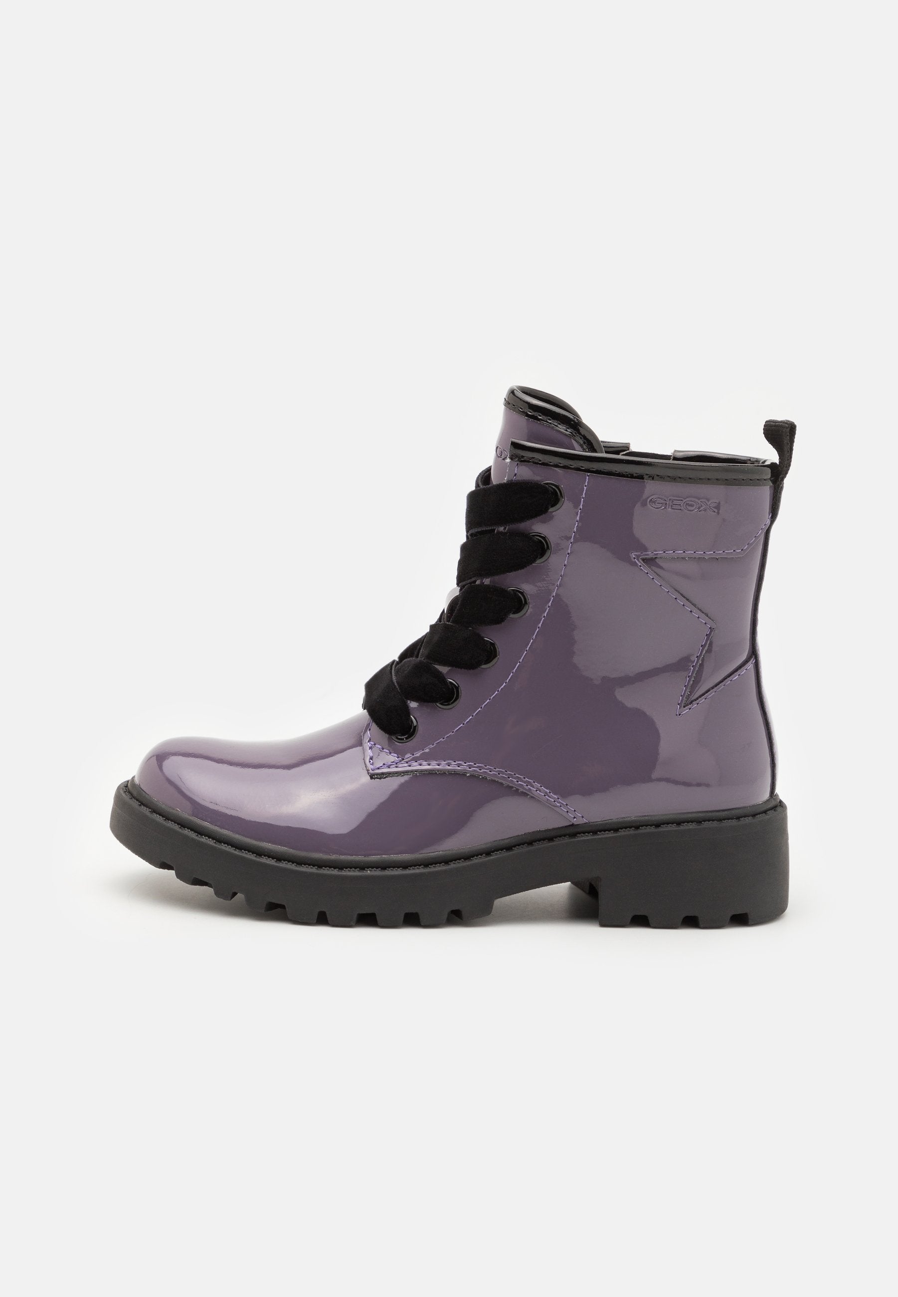 Lila Lackleder-Stiefelette mit schwarzen Schnürsenkeln, chunky Sohle und kontrastierender Naht. Verfügt über ein Logo-Detail an der Seite.