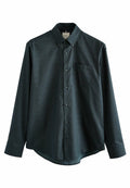 Langärmliges Button-down-Hemd in dunklem Teal mit einem Blattmuster, ausgestattet mit einer linken Brusttasche und einem klassischen Kragen. Strukturierter Stoff.