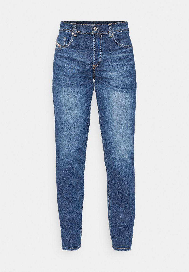 Helle blaue Denim-Jeans im Slim-Fit, mit fünf Taschen, dezenten Waschungen an den Oberschenkeln und kontrastierenden orangen Nähdetails.