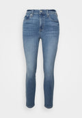 Denim-Jeans in einer mittleren blauen Waschung mit schlankem Schnitt, mit einem mittelhohen Bund, fünf Taschen und dezentem Verblassen entlang der Beine.