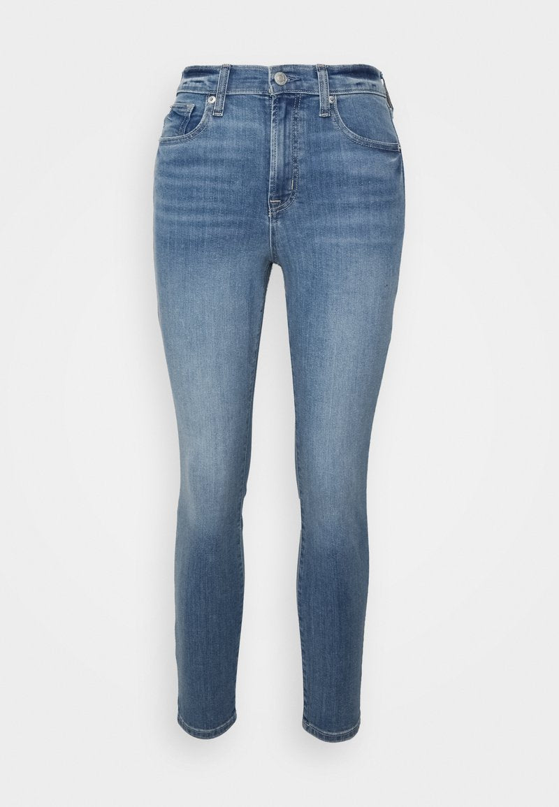 Denim-Jeans in einer mittleren blauen Waschung mit schlankem Schnitt, mit einem mittelhohen Bund, fünf Taschen und dezentem Verblassen entlang der Beine.