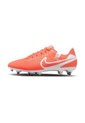 Helle orange Fußballschuhe mit strukturiertem Obermaterial, weißen Akzenten und sechs Stollen. Die Schnürsenkel sind durch Ösen gesichert, um einen festen Sitz zu gewährleisten.