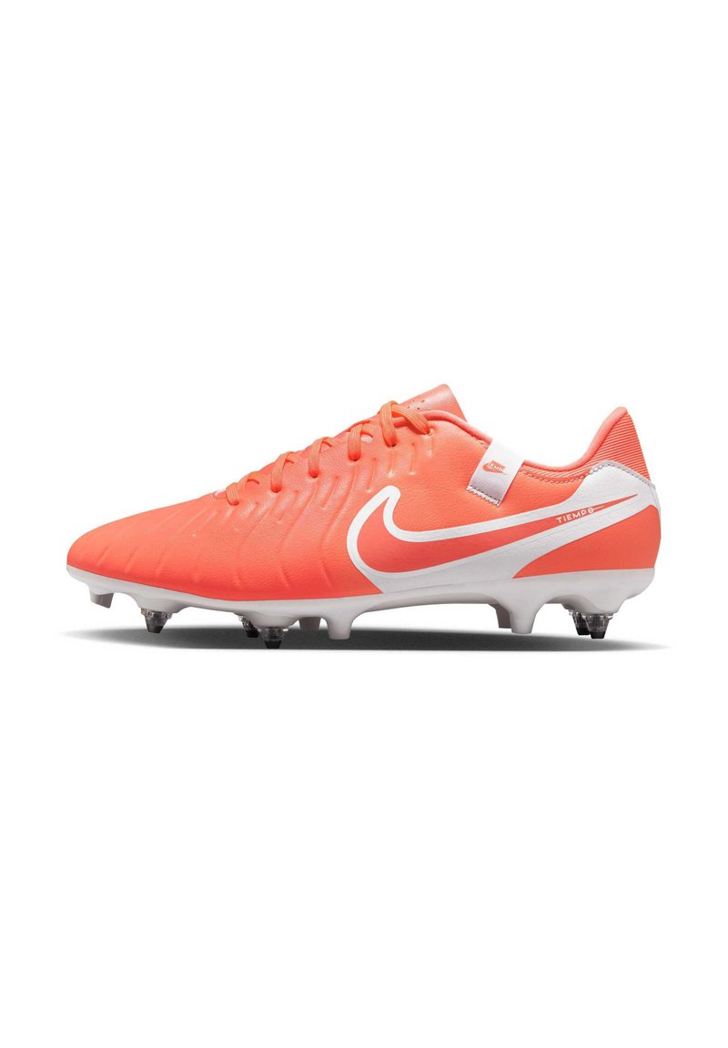 Helle orange Fußballschuhe mit strukturiertem Obermaterial, weißen Akzenten und sechs Stollen. Die Schnürsenkel sind durch Ösen gesichert, um einen festen Sitz zu gewährleisten.