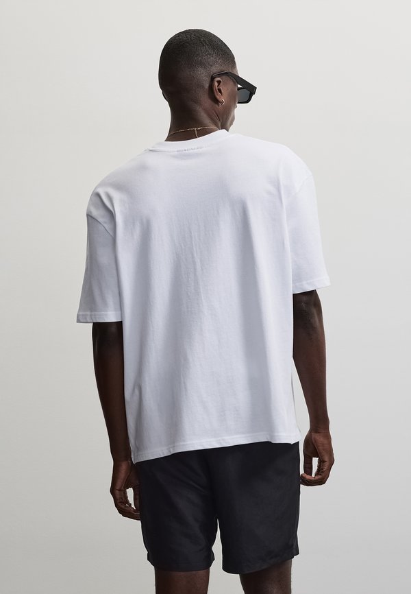 Pegador LOGO OVERSIZED TEE