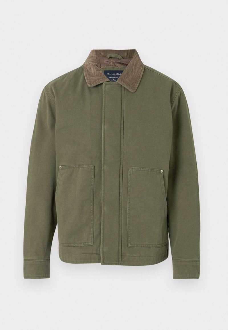 Olivengrüne Jacke mit einem braunen Cordkragen, vorderen Druckknopftaschen und geradem Schnitt. Hergestellt aus einem strapazierfähigen Stoff mit einer glatten Textur.