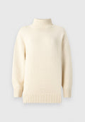 cremefarbener, gestrickter Pullover mit hohem, geripptem Stehkragen, überschnittenen Schultern sowie gerippten Bündchen und Saum. Weiche Textur und lockere Passform.