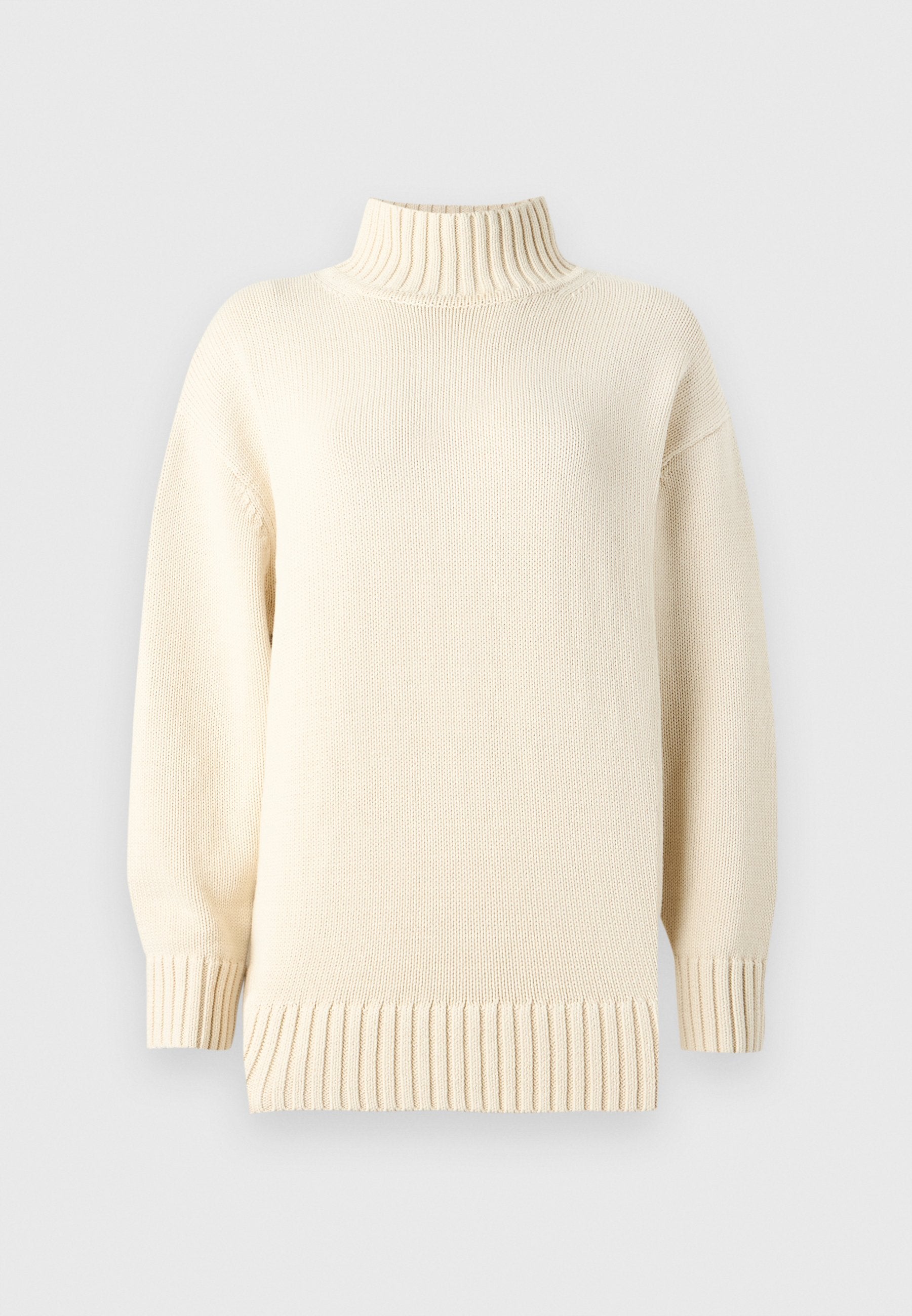 cremefarbener, gestrickter Pullover mit hohem, geripptem Stehkragen, überschnittenen Schultern sowie gerippten Bündchen und Saum. Weiche Textur und lockere Passform.