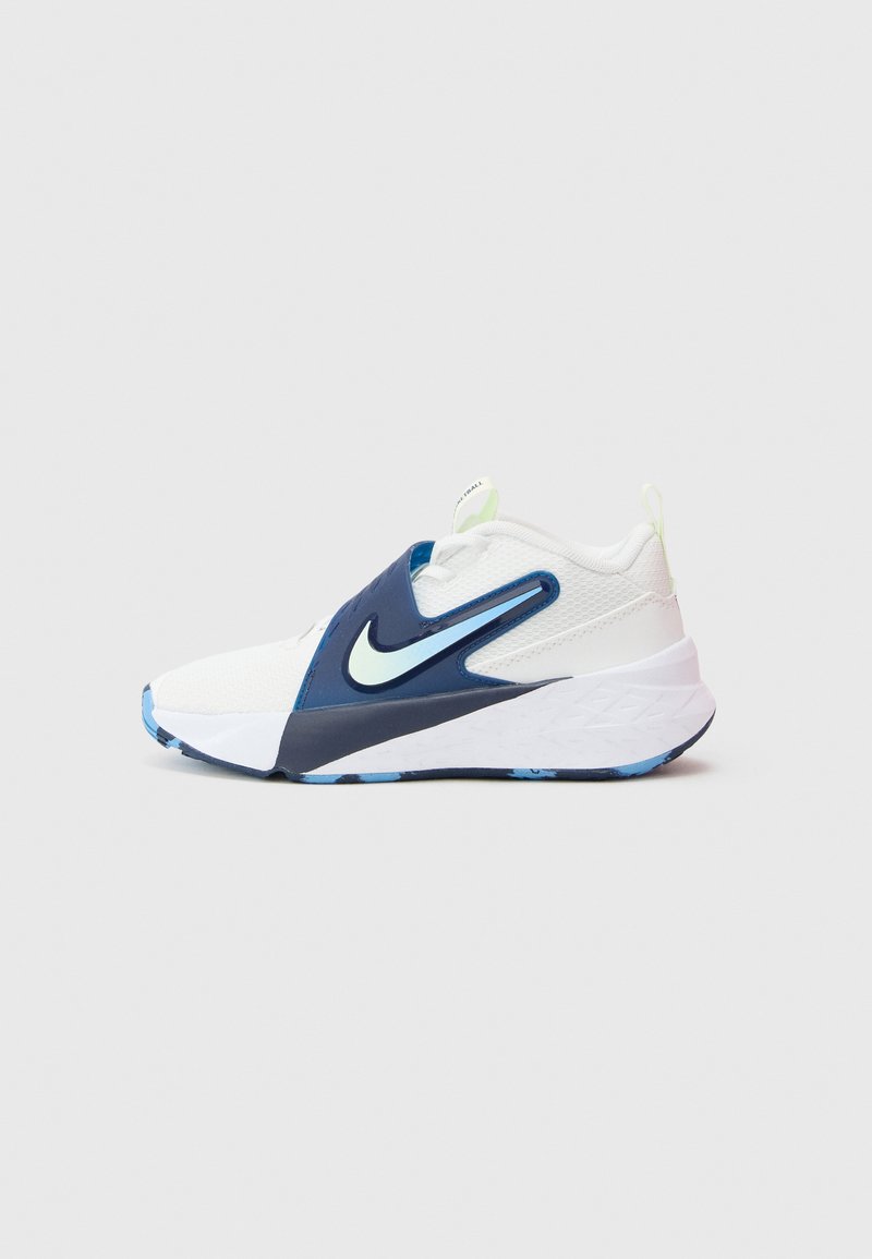 Weißer Sportschuh mit marineblauen Akzenten, Mesh-Obermaterial, blauer Sohle und einem markanten Swoosh-Logo. Verfügt über eine gepolsterte Ferse und ein strukturiertes Design.