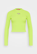 Neon grünes, geripptes Crop-Top mit langen Ärmeln, ausgestattet mit einem runden Halsausschnitt und einem silbernen ovalen Logoakzent auf der Brust.