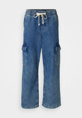 Blaue Denim-Cargo-Shorts mit elastischem Bund und Kordelzug, ausgestattet mit zwei großen Seitentaschen und einem weiten Bein-Design.