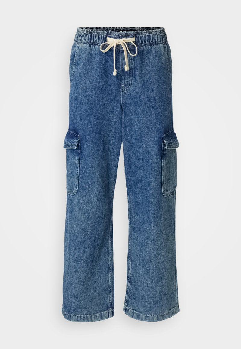 Blaue Denim-Cargo-Shorts mit elastischem Bund und Kordelzug, ausgestattet mit zwei großen Seitentaschen und einem weiten Bein-Design.