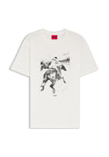 Weißes T-Shirt mit schwarzer Skizze von zwei Jockeys, die in einem Rennen Pferde reiten, "HUGO"-Logo unter der Grafik und rotes Label innen am Kragen.