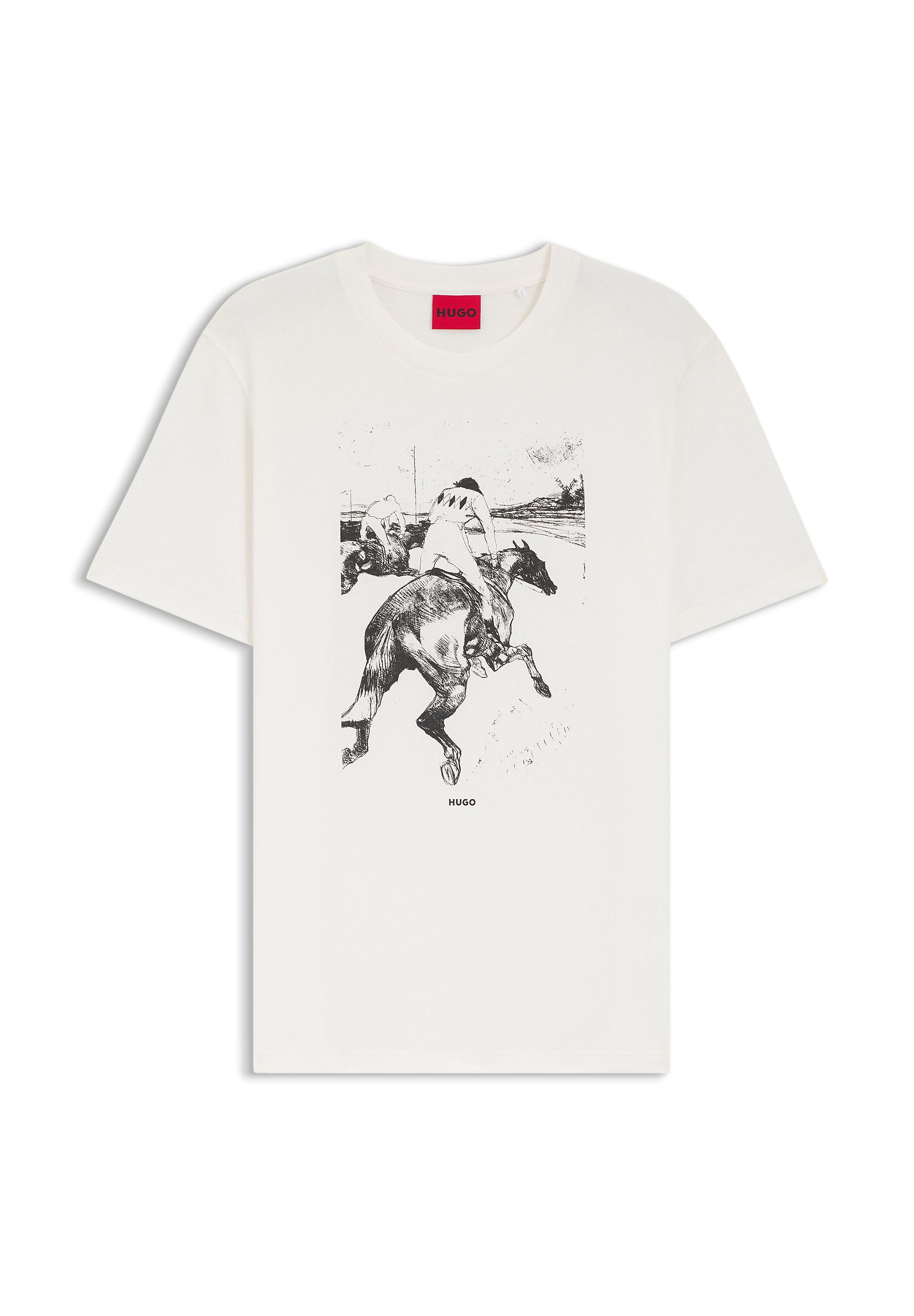 Weißes T-Shirt mit schwarzer Skizze von zwei Jockeys, die in einem Rennen Pferde reiten, "HUGO"-Logo unter der Grafik und rotes Label innen am Kragen.