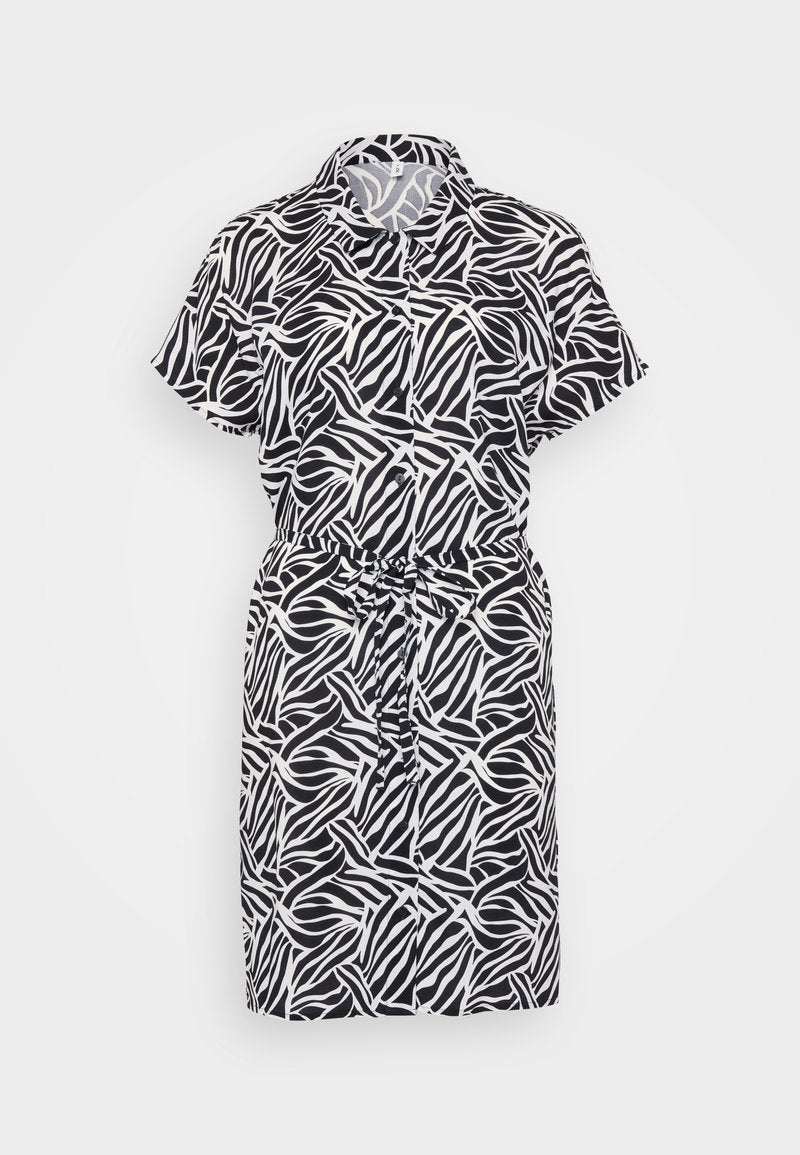 Kurzes ärmelloses Kleid in Schwarz und Weiß mit einem gewellten Zebramuster, kragenähnlichem Design und einer Kordelzügelung in der Taille für eine anpassbare Passform.