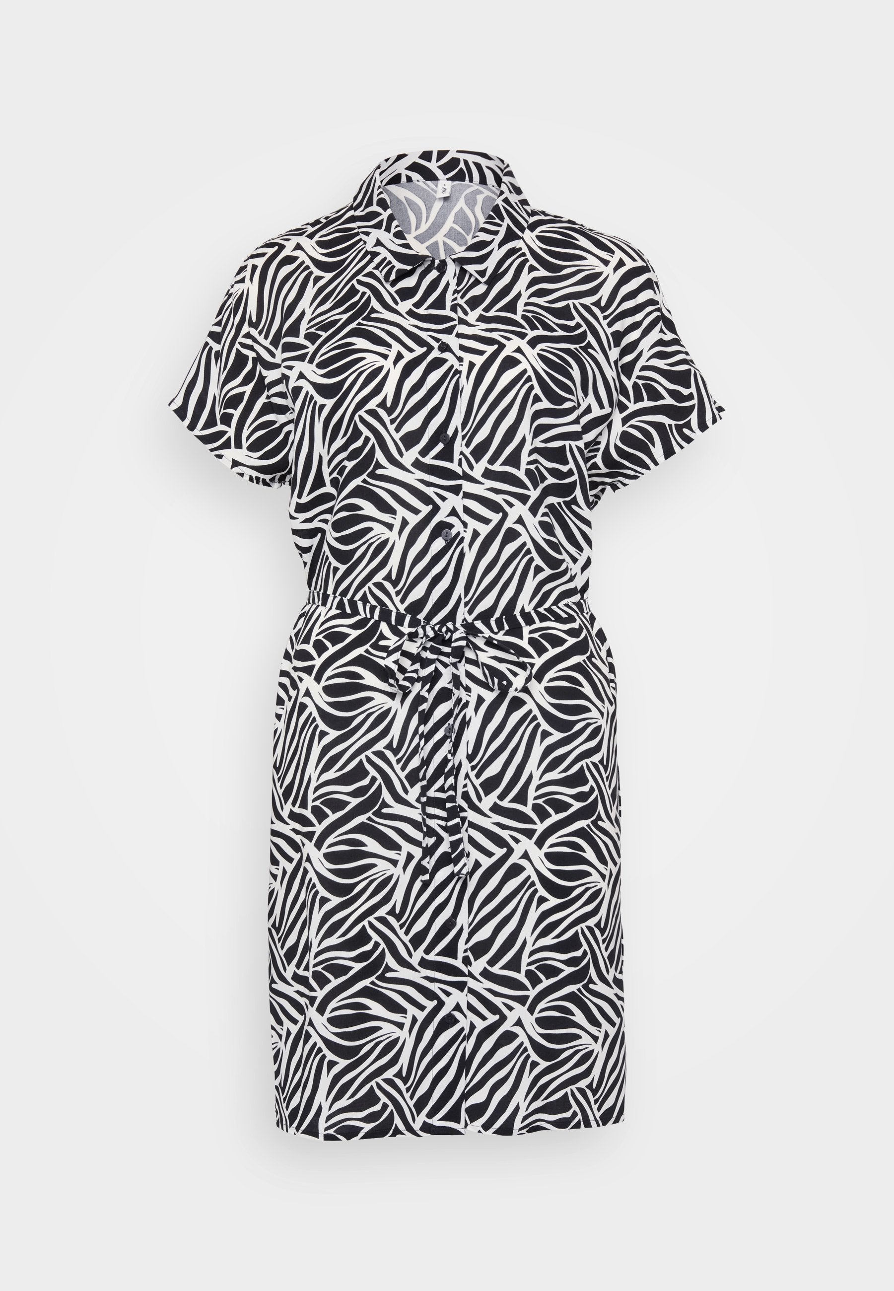 Kurzes ärmelloses Kleid in Schwarz und Weiß mit einem gewellten Zebramuster, kragenähnlichem Design und einer Kordelzügelung in der Taille für eine anpassbare Passform.