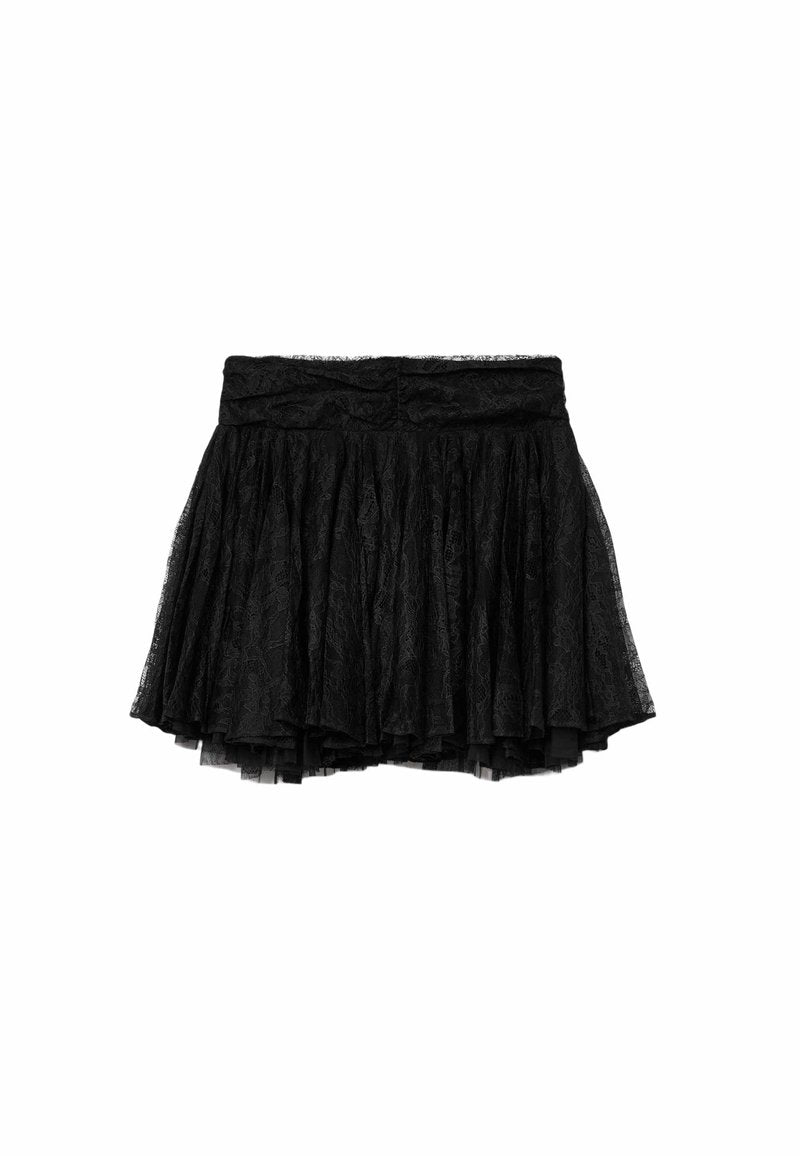 Schwarzer Spitzenrock mit plissiertem Design, ausgestattet mit einem taillierten Bund und einer mehrlagigen Tüllunterlage für zusätzlichen Volumen und Textur.