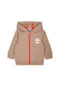 Beige Zip-Hoodie mit orangefarbener Reißverschluß, Fronttasche und weißem Logo. Besitzt eine weiche Textur und eine Kapuze. Eignet sich gut für die Freizeit.
