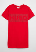 Rotes Baumwoll-T-Shirt mit kurzen Ärmeln und Rundhalsausschnitt. Es verfügt über ein großes "HUGO"-Logo in einem kontrastierenden Rautenmuster über der Brust.