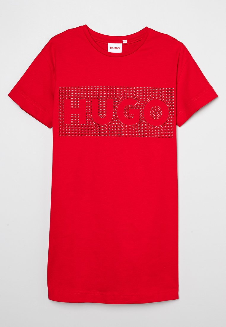 Rotes Baumwoll-T-Shirt mit kurzen Ärmeln und Rundhalsausschnitt. Es verfügt über ein großes "HUGO"-Logo in einem kontrastierenden Rautenmuster über der Brust.