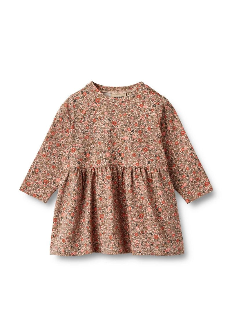 Blumenkleid in Brauntönen mit roten und grünen Akzenten. Es hat lange Ärmel, einen runden Halsausschnitt und eine geraffte Taille für eine ausgestellt Form.