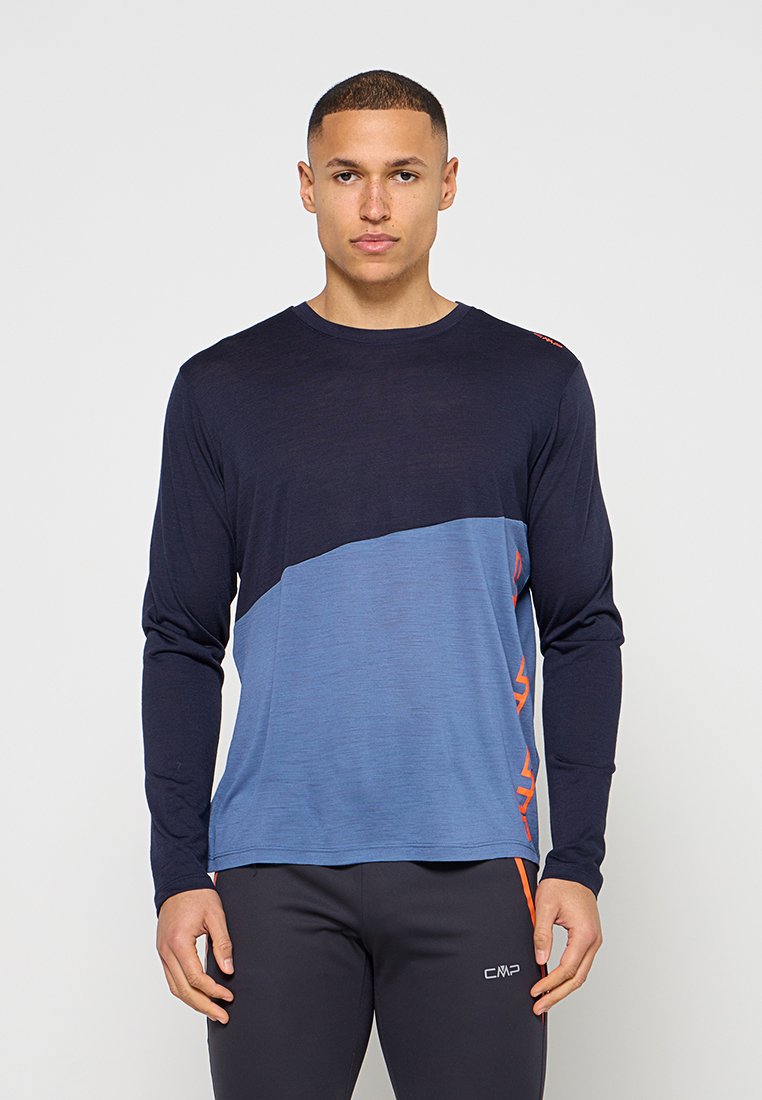 Langärmliges Sportshirt mit einem dunkelblauen Oberteil, hellblauem Unterteil und orangefarbenen Akzenten. Hergestellt aus einem leichten, strukturierten Stoff.