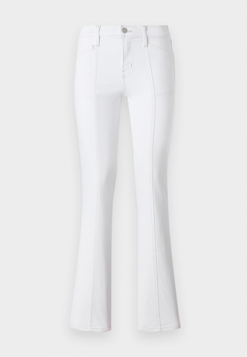 Weiße Denim-Flared-Jeans mit hoher Taille, kontrastierenden Nähten, vorderen Taschen und einem Reißverschluss. Glatte, robuste Stofftextur.